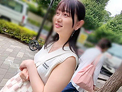 カバンにおもちゃ常備するほど性欲旺盛！パンツの上から擦られるだけでイク敏感